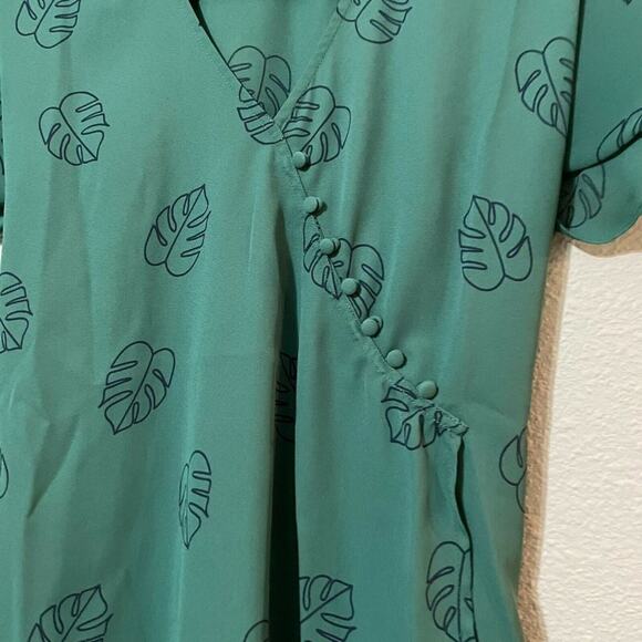 Modcloth Womens Green Palm Leaf V Neck Flutter Sleeve Back Tie Blouse Top Sz XXS - Picture 4 of 8